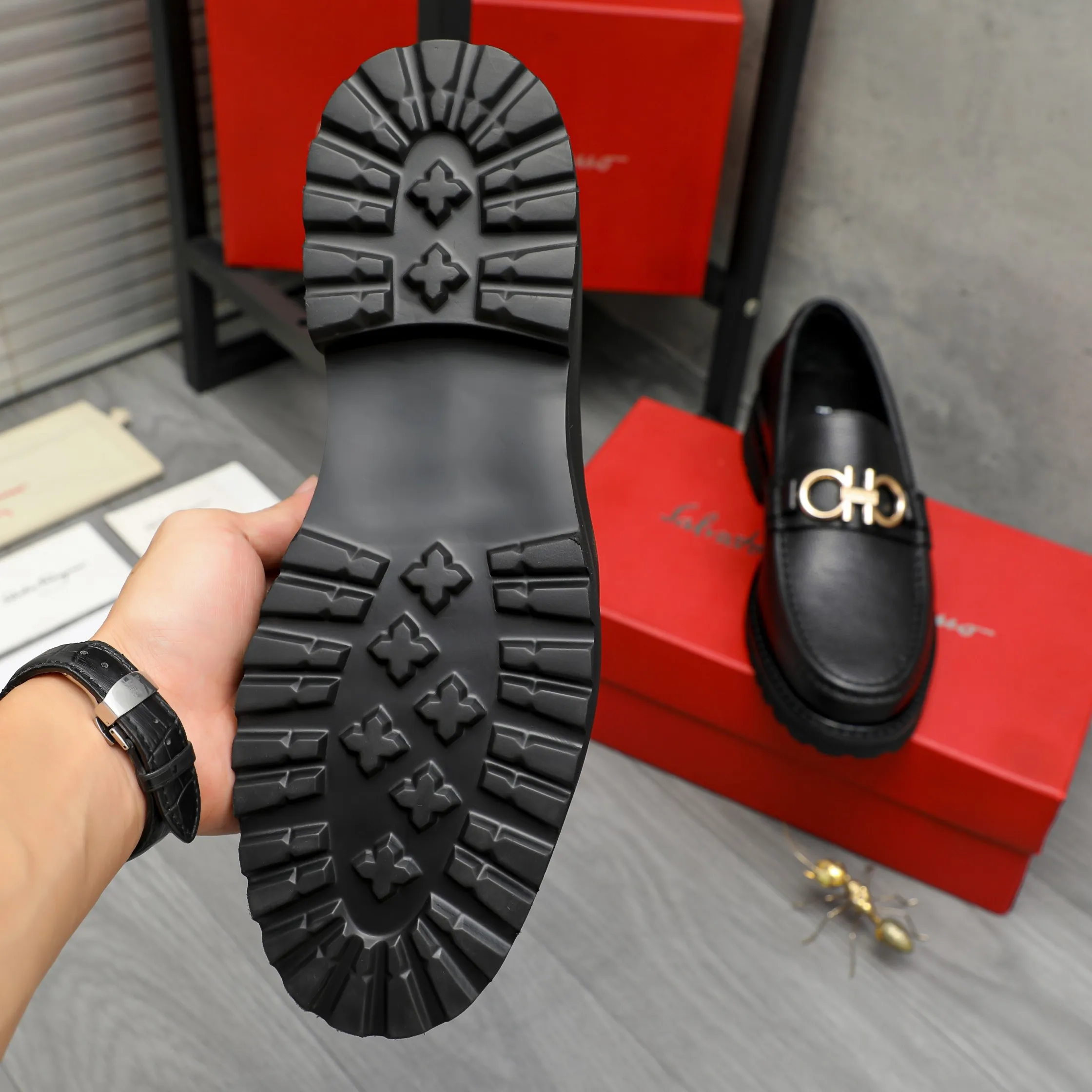 Men's shoes 💰442 Product trademark: Ferragamo "Ferragamo" business formal leather shoes Regular size: 38-46 (45.46 is custom-made and non-returnable) Product materials: Selected small pebbled cowhide upper, cowhide lining, non-slip rubber outsole